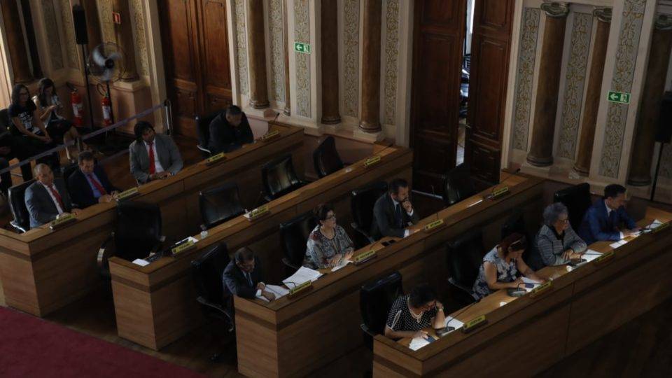 Vereadores aprovam Lei de Zoneamento e mantêm recuo da calçada para estacionamento Vereadores de Curitiba reunidos para votar novo zoneamento, nesta terça-feira (17)