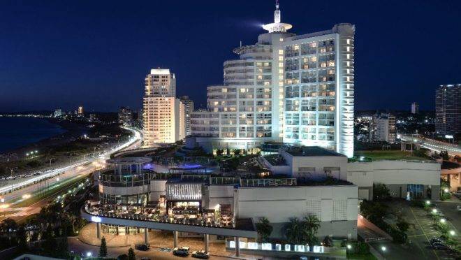 O resort é operado pelo grupo Enjoy, que investiu mais de US$ 50 milhões desde sua chegada ao Uruguai na expansão e modernização das instalações, como a reforma do salão de 4 mil m2 do cassino.