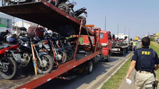 Motos recolhidas em Colombo lotaram dois caminhões-guincho.