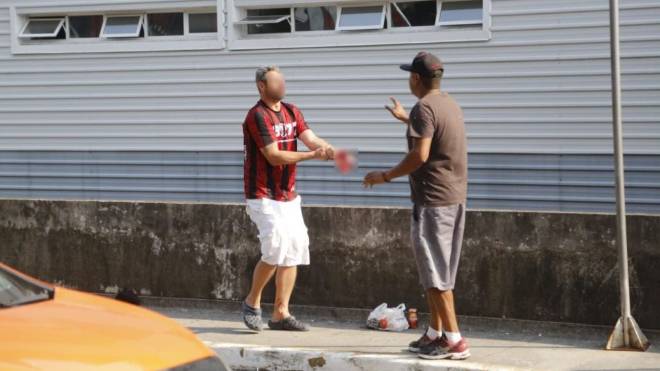 Torcedor pede socorro logo após ter a mão decepada por rojão no embarque do Athletico no aeroporto.