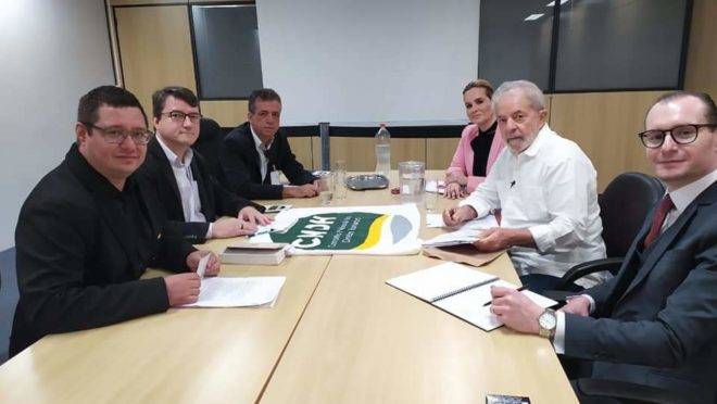 Membros do Conselho Nacional de Direitos Humanos ouviram Lula, nesta terça (17). Da esquerda para direita, os conselheiros Leonardo Pinho, Leandro Scalabrin (relator) e Ismael José Cesar e os advogados Valeska Martins e Cristiano Zanin.