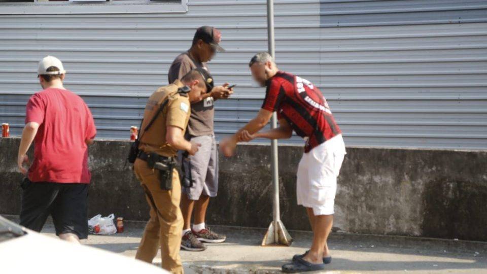 Estado de torcedor do Athletico ferido por explosão é estável, diz hospital Homem foi socorrido inicialmente por policiais militares que acompanhavam movimento da torcida