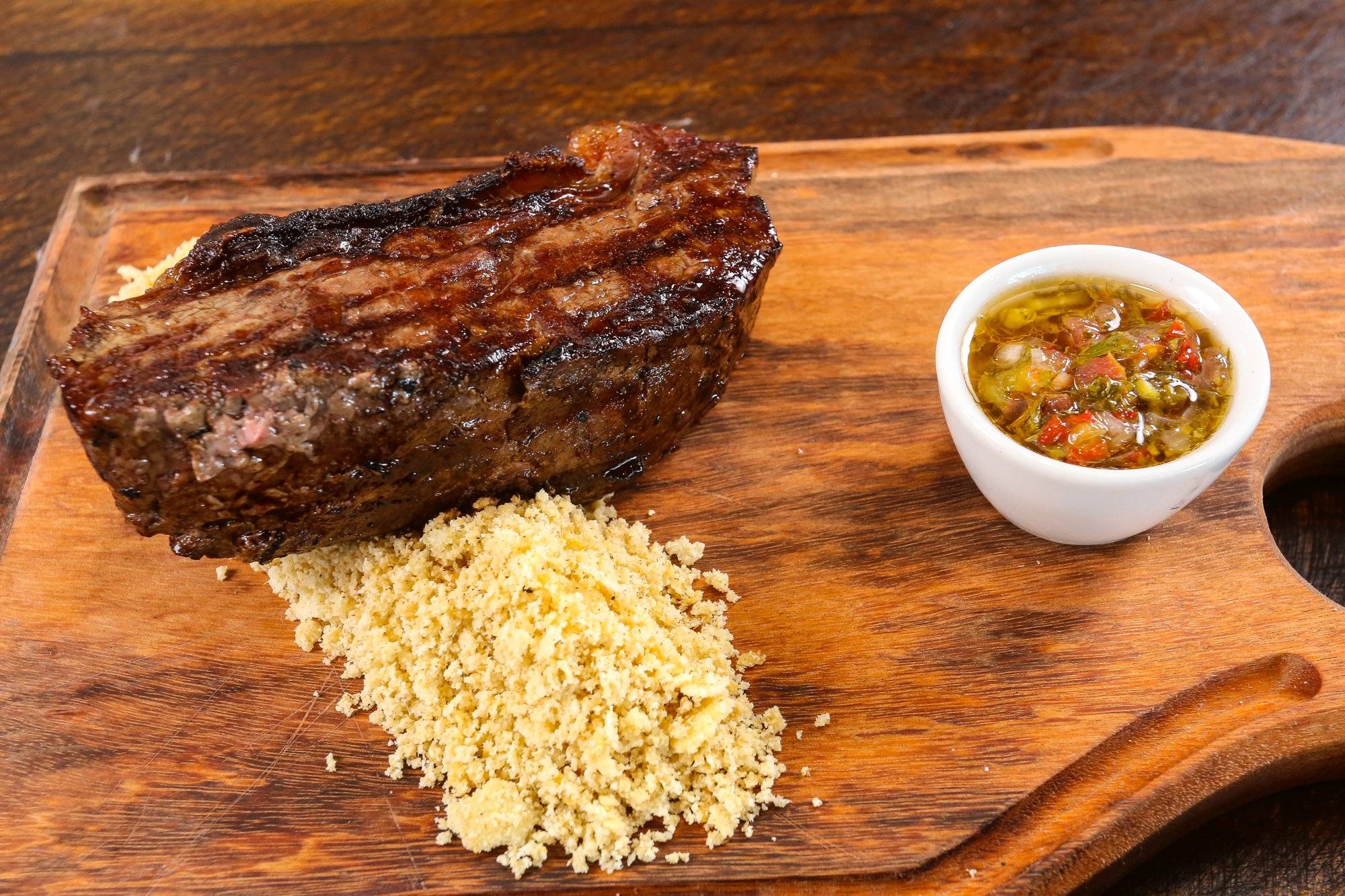 Bife de chorizo, o macio corte do contrafilé ao jeito de uruguaios e argentinos. Bife de chorizo, o macio corte do contrafilé ao jeito de uruguaios e argentinos.