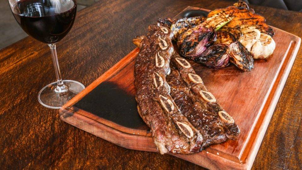 Parrilla 909, novo endereço em Curitiba para carnes nobres na brasa “Asado de tira, corte suculento e saboroso e uma das estrelas da Parrilla 909, recém-inaugurada na Mercadoteca.