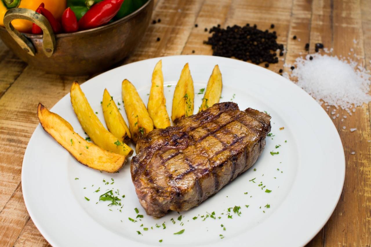 Bife de chorizo Black Angus com batatas rústicas, da Devons, o prato principal da Noite em Buenos Aires. Bife de chorizo Black Angus com batatas rústicas, da Devons, o prato principal da Noite em Buenos Aires.
