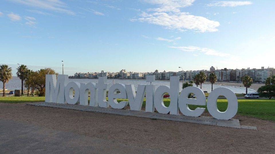 Brasileiros podem pedir residência permanente no Uruguai sem comprovar emprego Brasileiros podem solicitar a residência permanente nos consulados das suas cidades ou diretamente no Uruguai.