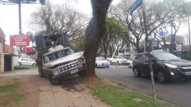 Caminhonete batida contra árvore no Tarumã.