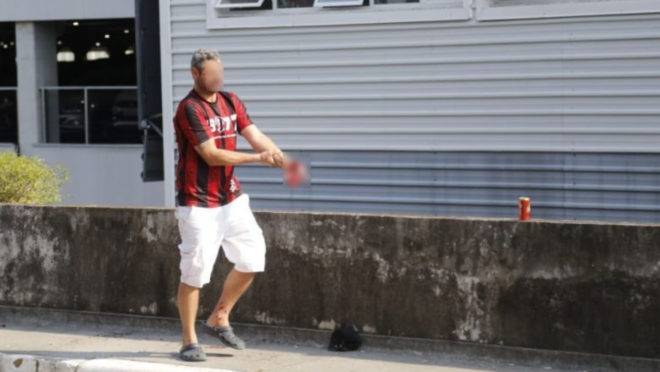 Torcedor do Athletico perdeu a mão ao soltar um sinalizador no embarque do time para a final da Copa do Brasil.