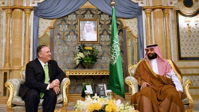 O secretário de Estado dos EUA, Mike Pompeo (esq.) participa de reunião com o príncipe saudita Mohammed bin Salman em Jeddah, na Arábia Saudita, 18 de setembro de 2019