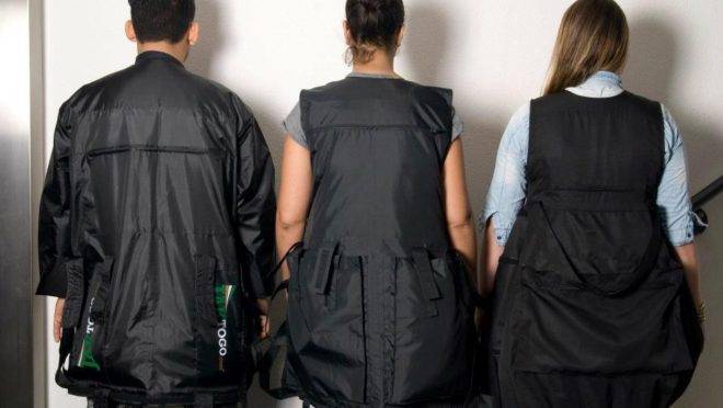 EAlgumas empresas, como a Jaktogo, desenvolveram peças com quase 30 bolsos e compartimentos para levar de roupas a eletrônicos.