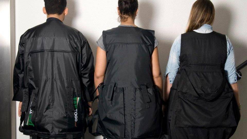 5 malas vestíveis que “driblam” as regras de despacho de bagagem EAlgumas empresas, como a Jaktogo, desenvolveram peças com quase 30 bolsos e compartimentos para levar de roupas a eletrônicos.