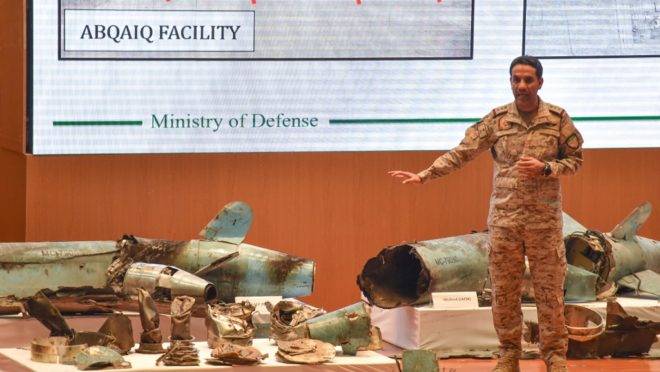 O porta-voz do Ministério da Defesa saudita, Coronel Turki bin Saleh al-Malki, exibe pedaços do que ele afirmou serem mísseis de cruzeiro e drones usados nos ataques, em Riade, 18 de setembro de 2019