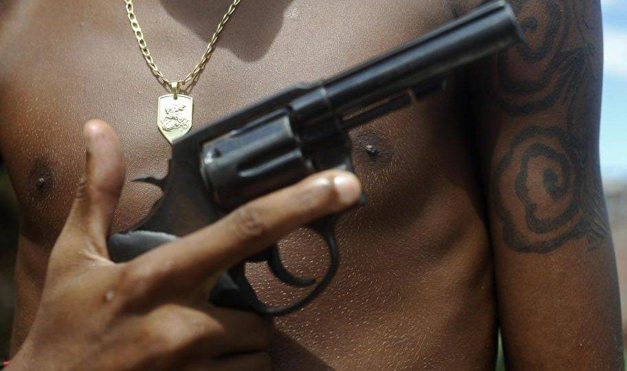 Os apoiadores do crime e a torcida pelos bandidos homem empunha arma de fogo