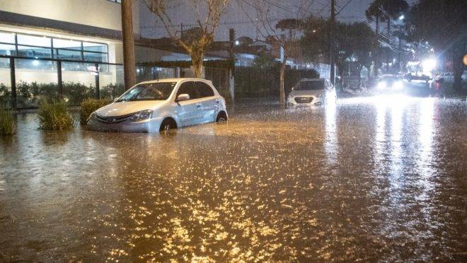 A forte chuva também causou alagamentos em alguns bairros de Curitiba