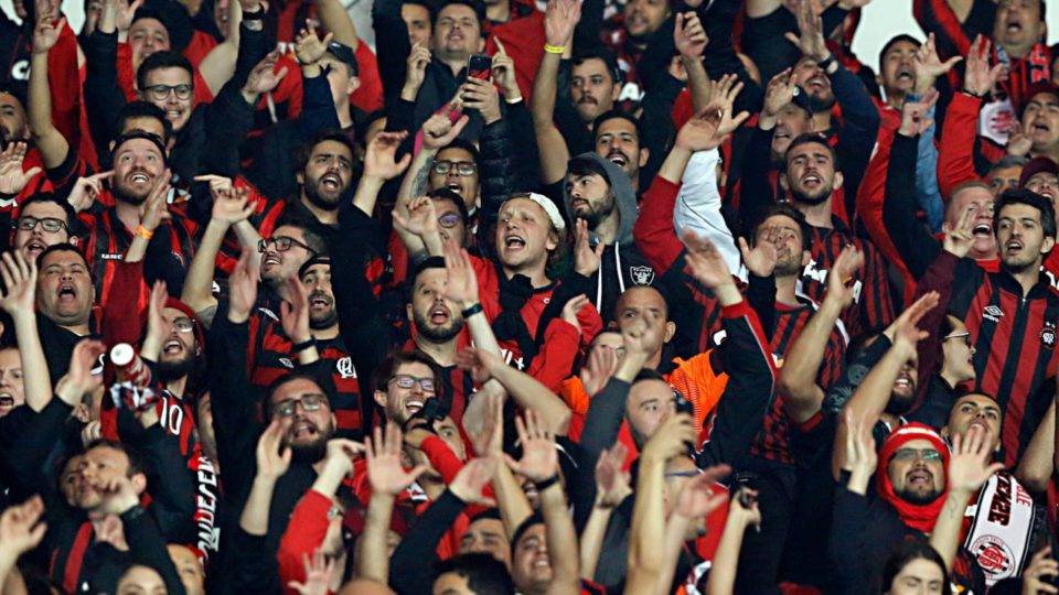 Invasão atleticana cala a torcida do Inter: “O Beira-Rio é nosso” Invasão atleticana cala a torcida do Inter: “O Beira-Rio é nosso”