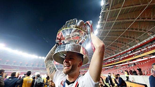 Léo Pereira com a taça da Copa do Brasil