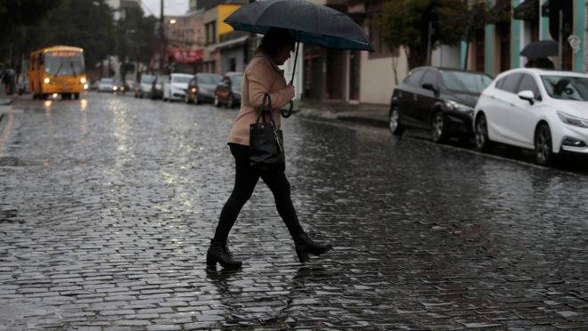 Área de instabilidade deve trazer a chuva de volta a Curitiba