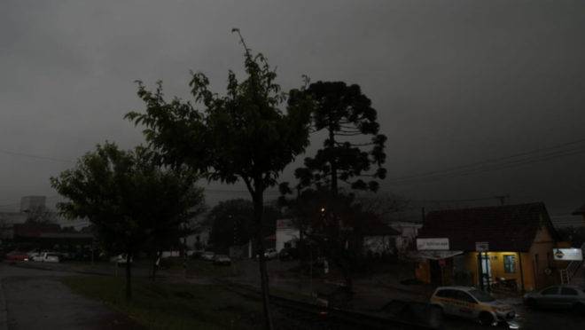 Bairro Barreirinha completamente escuro na manhã desta quinta.