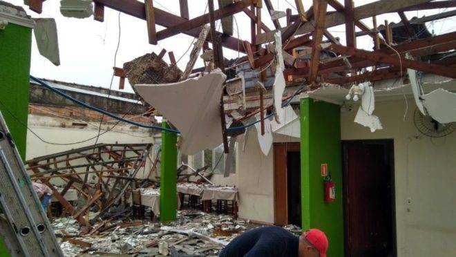 Ventos arrancam telhado de churrascaria, que ficou completamente destruída em Colombo