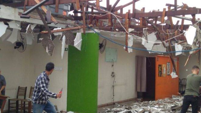 Em Colombo, uma churrascaria foi completamente destruída pela força da chuva