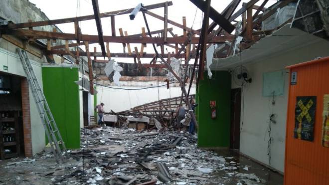 Churrascaria em Colombo ficou completamente destruída com a chuva de granizo de quarta-feira.