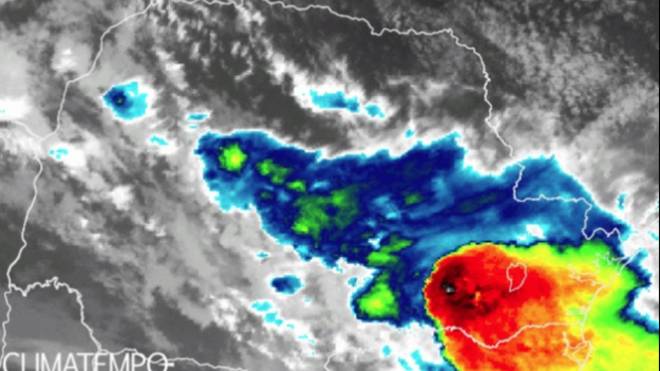 Imagens de satélite mostram chuva forte sobre Curitiba