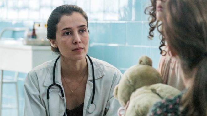 A atriz Marjorie Estiano na série Sob Pressão.
