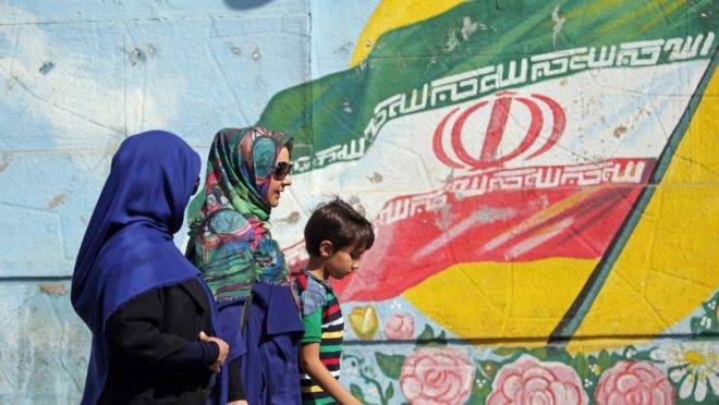 Mural com a bandeira do Irã na capital Teerã, 19 de setembro de 2019. O ministro das Relações Exteriores iraniano, Javad Zarif, acusou os adversários do Irã de provocar guerra