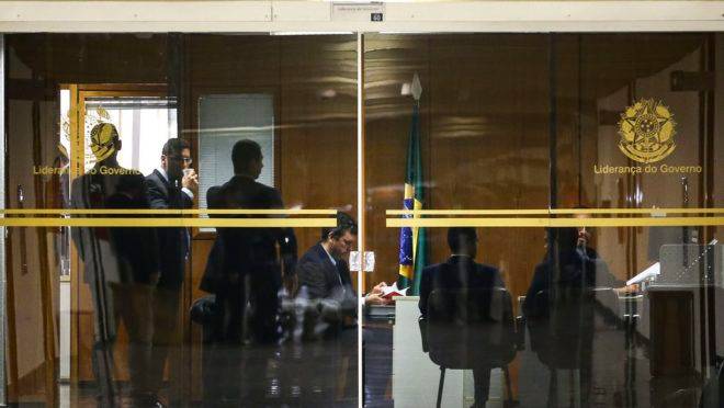 Polícia Federal realiza buscas no gabinete do senador e líder do governo Fernando Bezerra Coelho.
