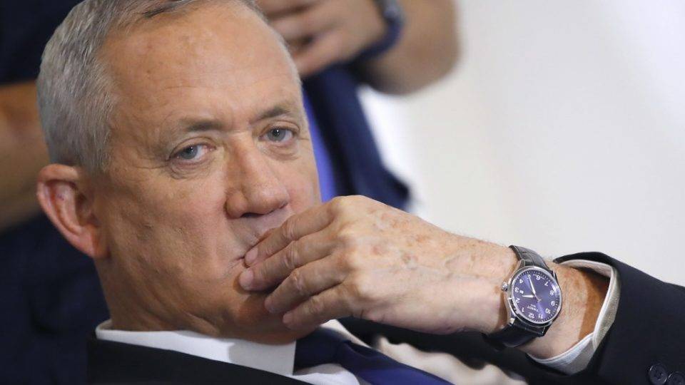 Quem é Benny Gantz, rival de Netanyahu que pode se tornar primeiro-ministro de Israel O ex-general militar israelense Benny Gantz, líder e candidato do Azul e Branco, em coletiva de imprensa em Tel Aviv, 19 de setembro de 2019