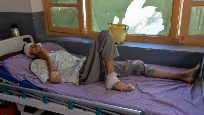Ferido recebe tratamento em um hospital após ataque de drone que deixou ao menos 30 civis mortos na província de Nangarhar, Afeganistão, 19 de setembro de 2019