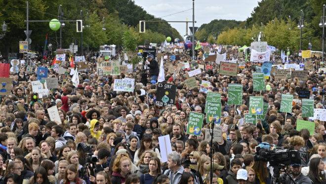 Estudantes marcham pelo meio ambiente no Portão de Brandenburgo, em Berlim, na Alemanha