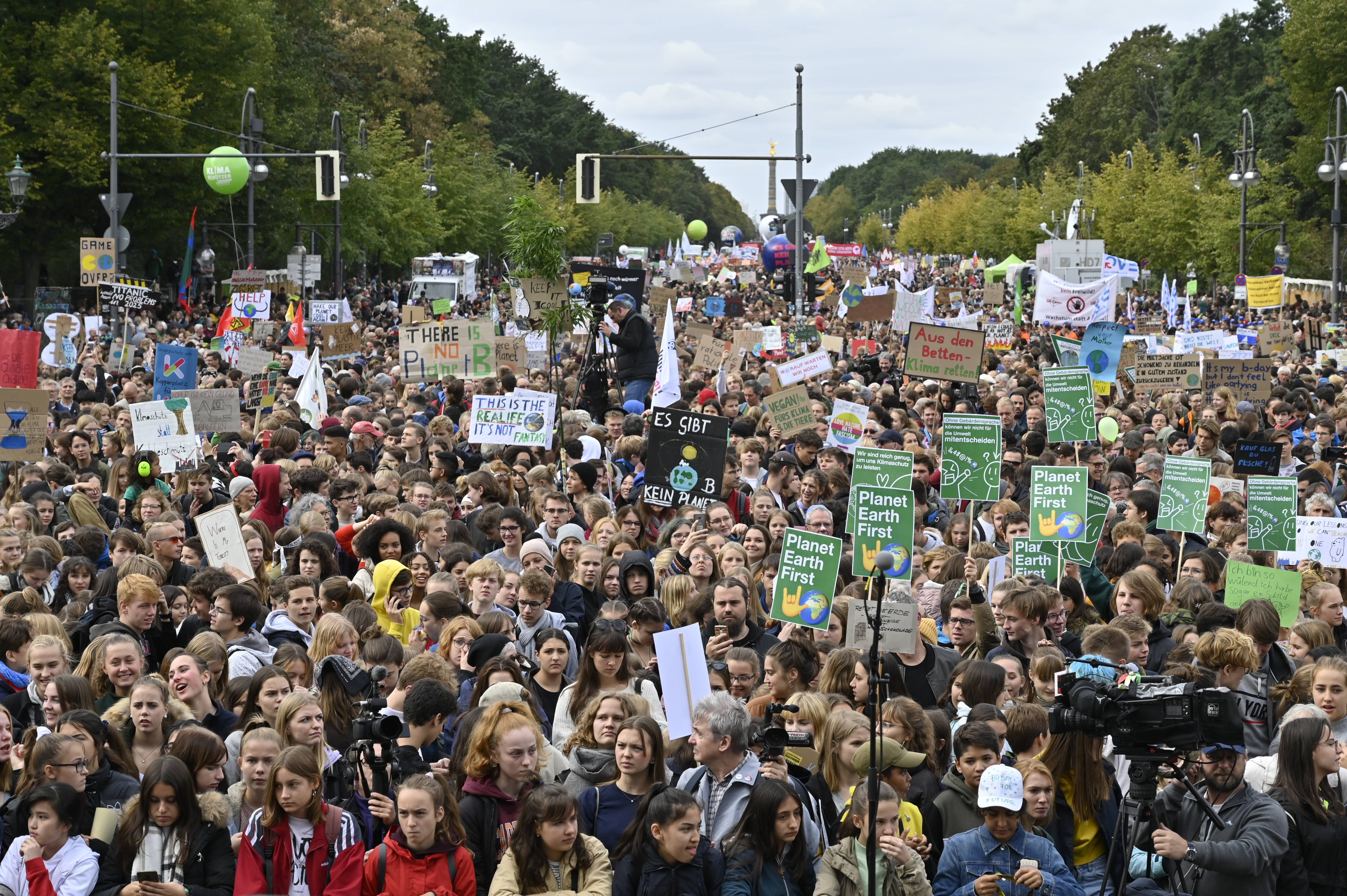 Estudantes marcham pelo meio ambiente no Portão de Brandenburgo, em Berlim, na Alemanha
