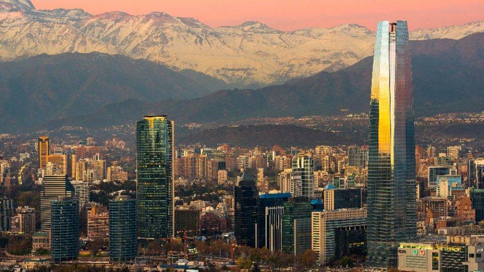Como esta aérea consegue vender passagens de Foz do Iguaçu para Santiago por R$ 269 Voos para Santiago, saindo de Foz do Iguaçu, começam a operar dia 5 de janeiro de 2020, mas passagens já estão á venda.