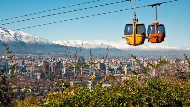 Cerro San Cristóbal , em Santiago. A Gol será a única empresa a disponibilizar um voo direto entre a cidade paranaense e a capital do Chile.