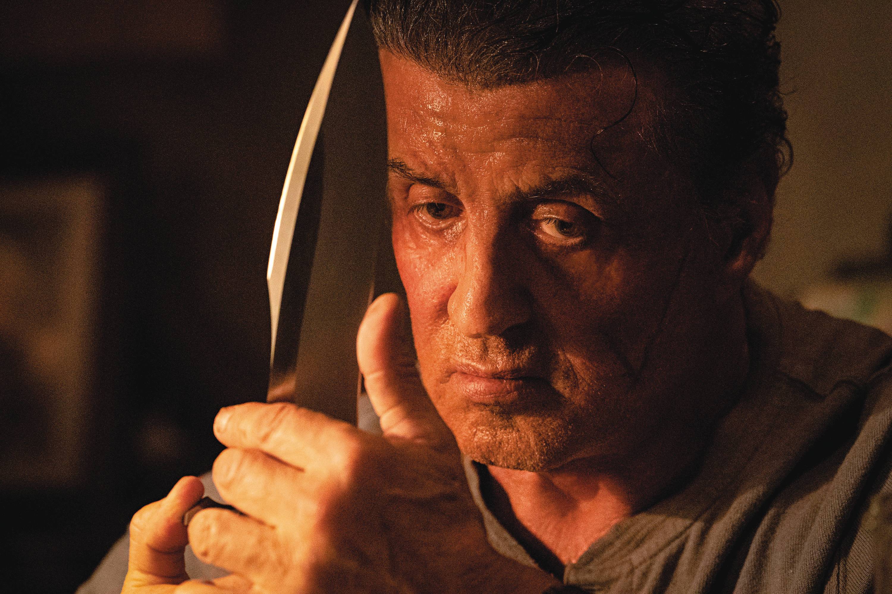 No filme mais recente da franquia, Stallone interpreta um Rambo patriótico e disposto a tudo para salvar a sobrinha, sequestrada por uma gangue de mexicanos