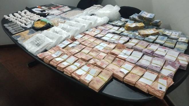 Drogas e dinheiro apreendido durante a operação do Cope.