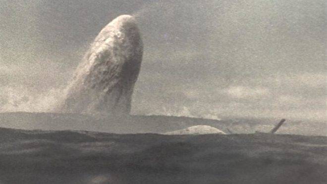 Afundamos com ele, ao mesmo tempo aterrorizados e em estado de graça; afundamos com Ahab e seu leviatã branco, no meio do nada.
