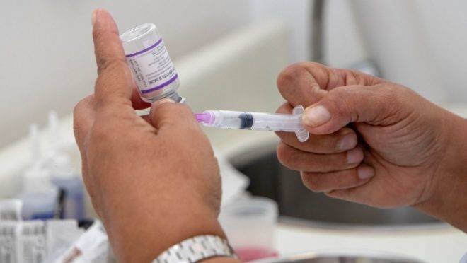 Pessoa toma vacina contra o sarampo