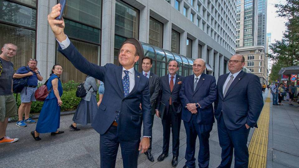 Doria diz que Bolsonaro precisa trabalhar mais e tuitar menos João Doria está em Tóquio, onde foi anunciado o investimento de R$ 1 bilhão da Toyota na fábrica de Sorocaba (SP).