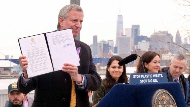Ideia do prefeito Bill De Blasio parece bem-intencionada, mas só terá a consequência perversa de transferir empregos e empresas para o exterior.