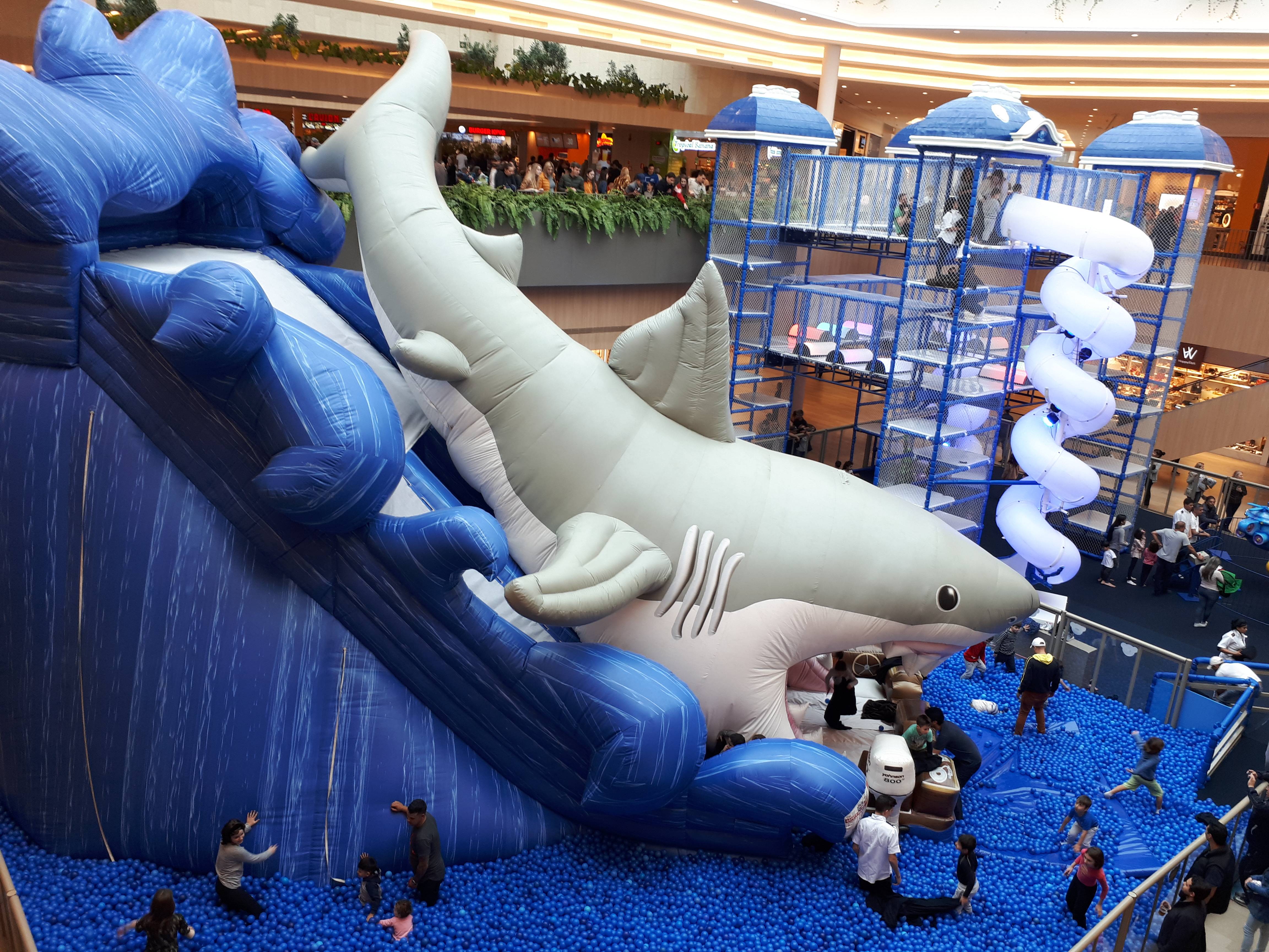 Dentro de um espaço de quase 400 m² a piscina é cercada por um &#8220;aquário&#8221; de vidro responsável por segurar 200 mil bolinhas.