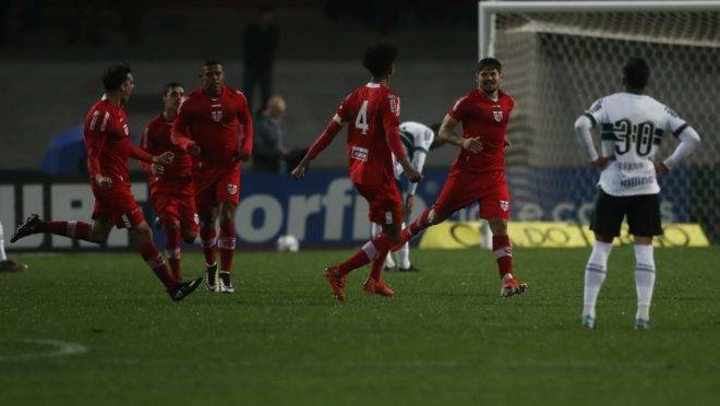 Foto: Coritiba perde no Couto Pereira em confronto direto com o CRB pelo acesso ao G4. Foto: Jonathan Campos/ Gazeta do Povo