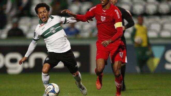 Rafinha disputa bola com Ewerton Páscoa. Ambos acabaram expulsos. Foto: Jonathan Campos/ Gazeta do Povo