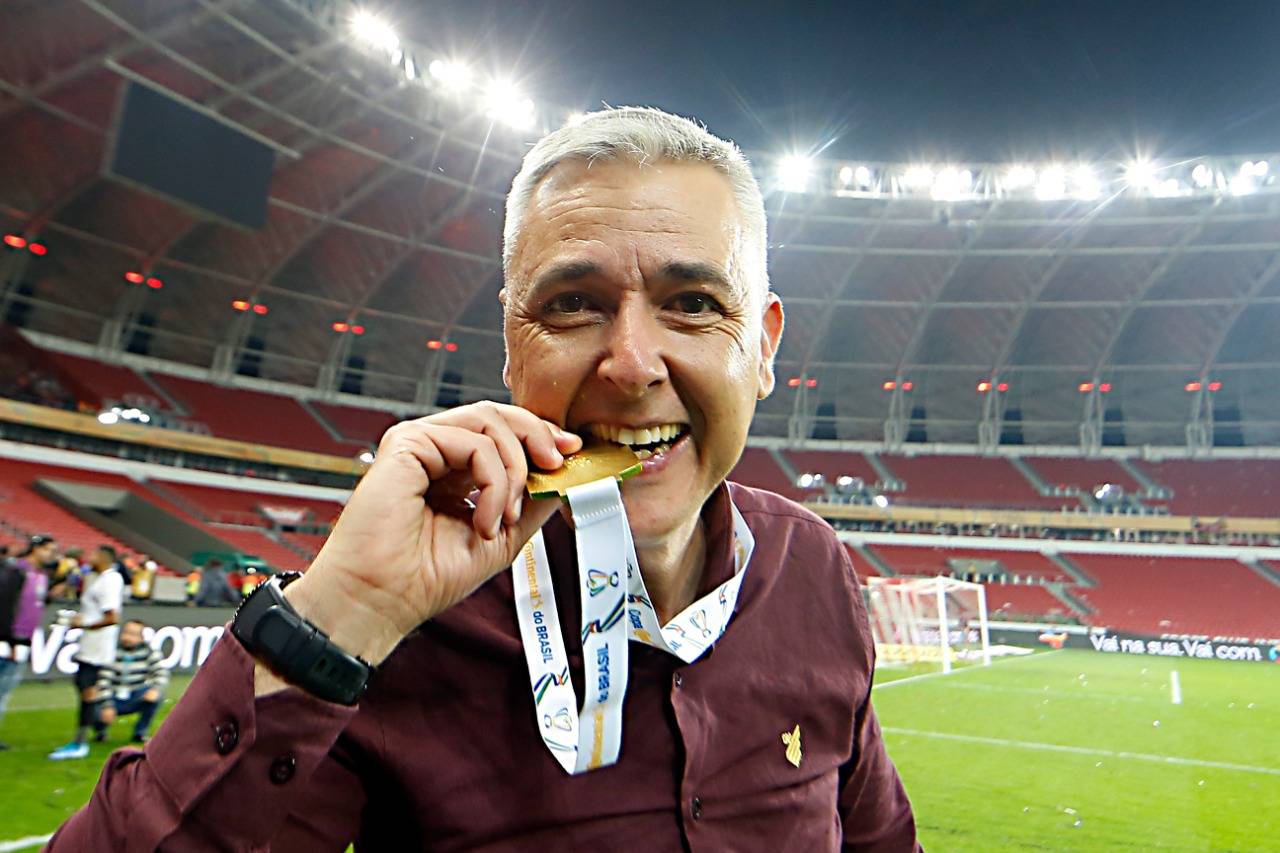 Tiago Nunes comemorando a conquista da Copa do Brasil Tiago Nunes comemorando a conquista da Copa do Brasil