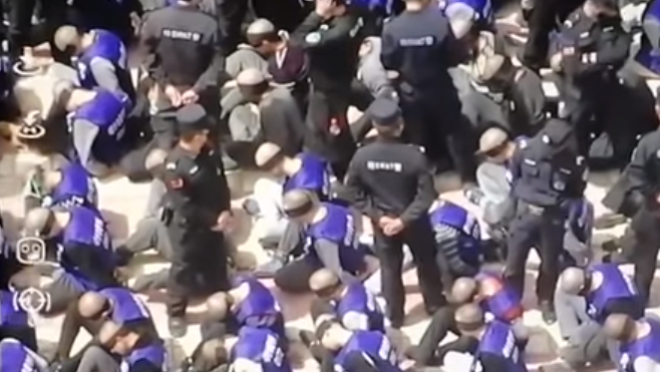 Vídeo: detentos sendo transferidos em massa na China