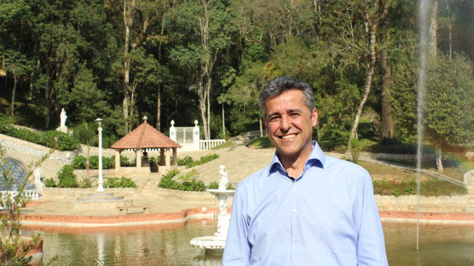 O diretor executivo Marcelo Marques posa em frente a estância mineral Ouro Fino. 