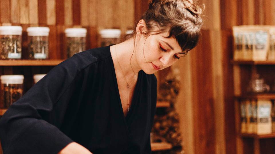 A empresária Patrícia Belz serve chás, na inauguração da Australis.