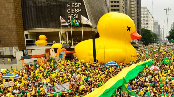 Pato - Fiep - Manifestação de pessoas vestidas de verde e amarelo na Avenida Paulista, São Paulo