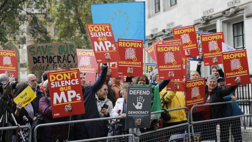 Manifestantes protestam contra a suspensão do Parlamento, em Londres, Reino Unido